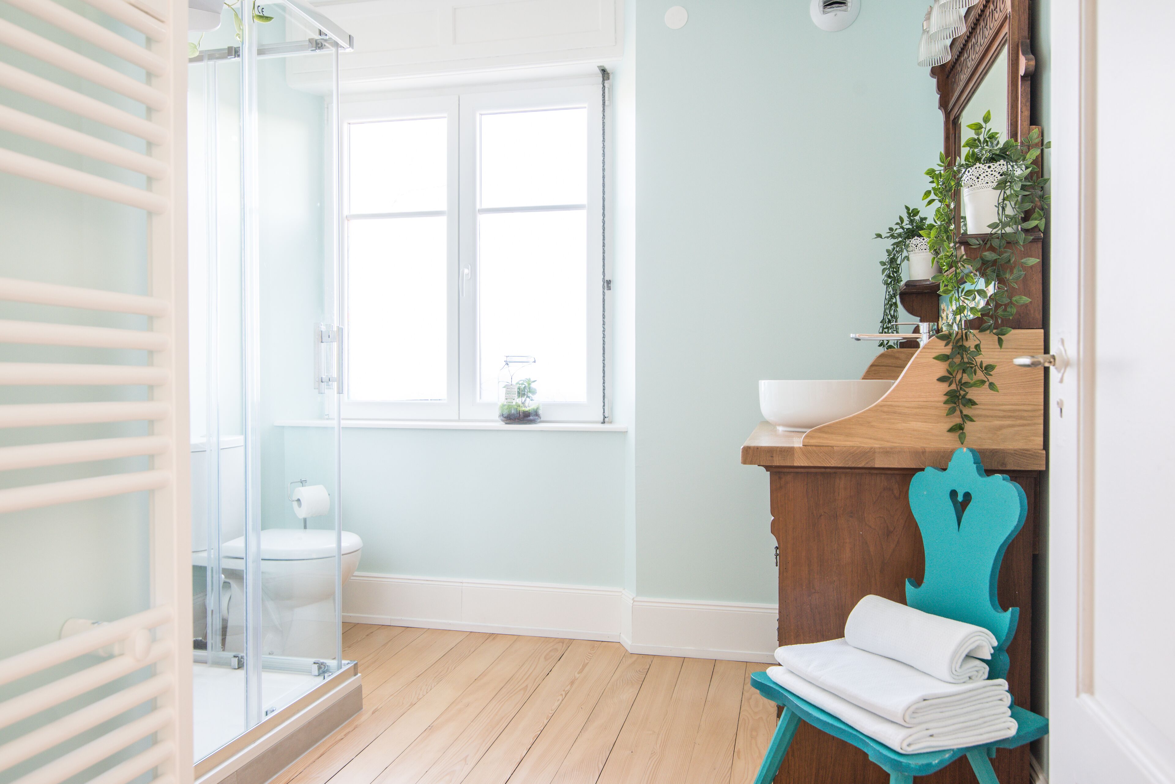 Studio Deluks | Kamar mandi | Shower, pancuran hujan, pengering rambut, dan sandal