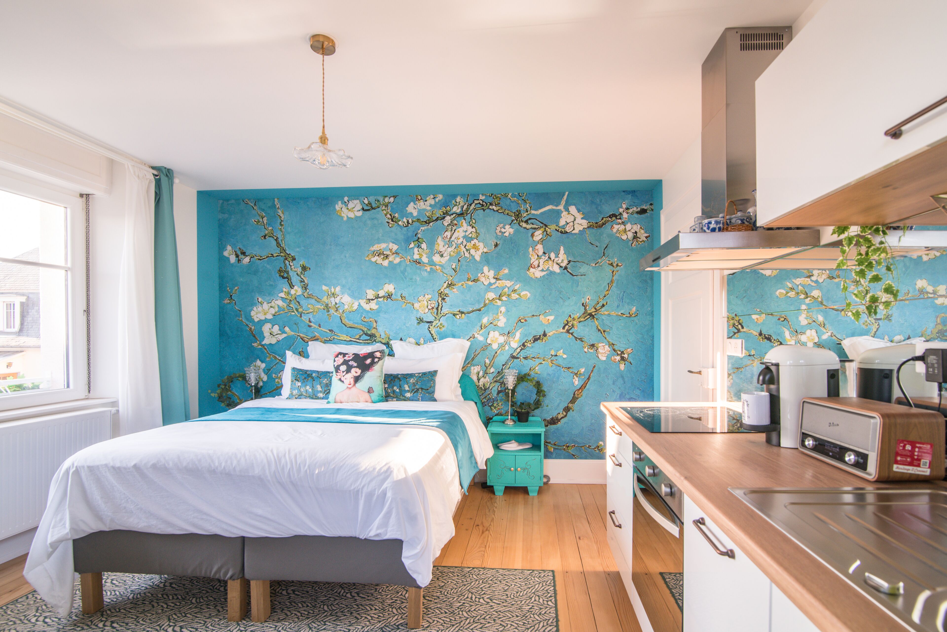 Studio Deluks | Seprai premium, bantalan ekstra lembut, dan brankas