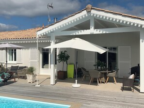Outdoor pool, a heated pool - House with heated pool close to the ocean and shops. (Lège-Cap-Ferret)