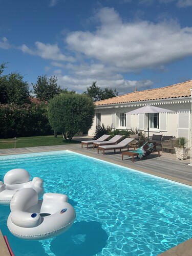 Maison avec piscine chauffée à proximité de l’océan et des commerces.