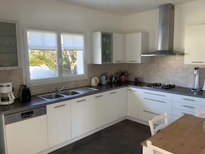 Geladeira, micro-ondas, fogão, cooktop