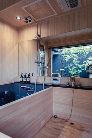 豪華別墅 | 浴室 | 淋浴/浴缸二合一、淋浴花灑、免費盥洗用品、吹風機