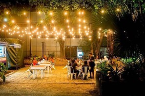 تناول الطعام بالخارج