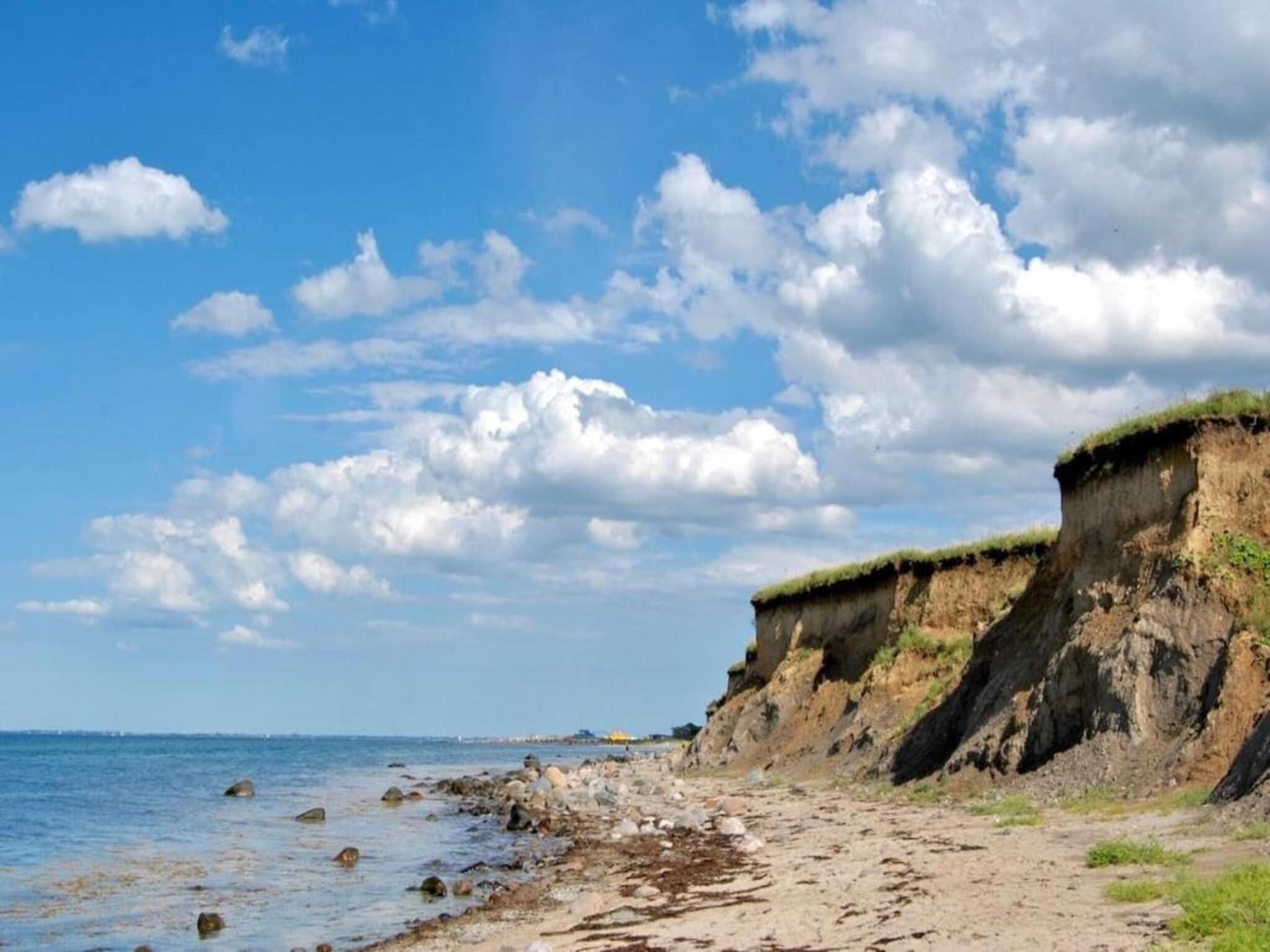 Ein Küstenstrand mit felsigem Ufer und Klippen.