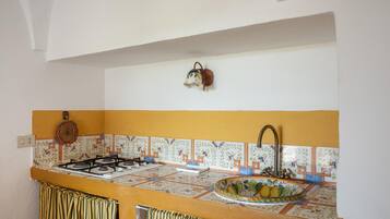 Refrigerador, parrilla de estufa, utensilios de cocina y comedor