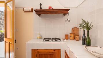 Frigorifero, piano cottura, pentole/stoviglie/utensili, tavolo da pranzo