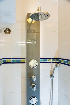 Douche, sĂšche-cheveux, serviettes fournies, savon