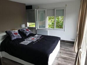 3 chambres, fer et planche à repasser, lit de bébé portatif, Wi-Fi