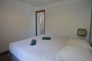 3 slaapkamers, een strijkplank/strijkijzer, reisbedje, wifi