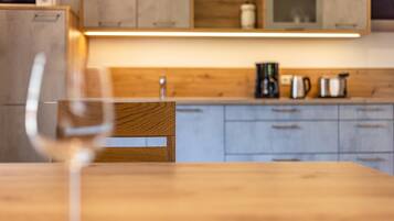 Frigorifero, microonde, forno, piano cottura