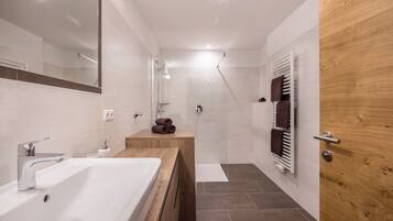Een douche, een haardroger, handdoeken