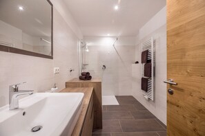 Shower, hair dryer, towels - Apartment 'Lechnerhof Fane Alm' Near the Ski Area with Mountain View, Wi-Fi, Balcony & Garden (Vals)