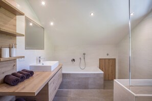Badewanne, Haartrockner, Handtücher