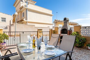 Outdoor dining - Holiday Home 'Casa Susan' with Pool, Wi-Fi & Garden (Torrevieja)