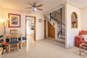 TV, DVD player - Holiday Home 'Casa Susan' with Pool, Wi-Fi & Garden (Torrevieja)