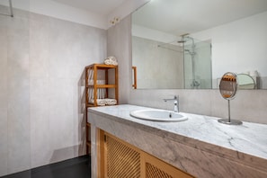 Shower, hair dryer, towels - Apartment 'Vistasol Port de Soller' with Mountain View, Balcony and pool access (Soller)