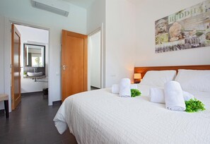 3 slaapkamers, een strijkplank/strijkijzer, gratis wifi, beddengoed