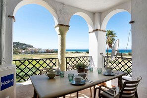 Outdoor dining - Apartment "Semifrontal con vistas Zahara" Near the Beach with Sea View, Pool & Wi-Fi (Tarifa)