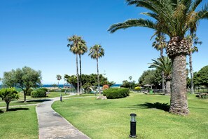 Property grounds - Apartment "Semifrontal con vistas Zahara" Near the Beach with Sea View, Pool & Wi-Fi (Tarifa)