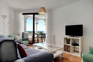 TV - Apartment "Semifrontal con vistas Zahara" Near the Beach with Sea View, Pool & Wi-Fi (Tarifa)