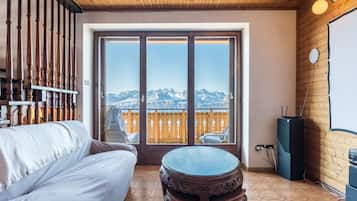 TV, caminetto, videogiochi, lettore DVD