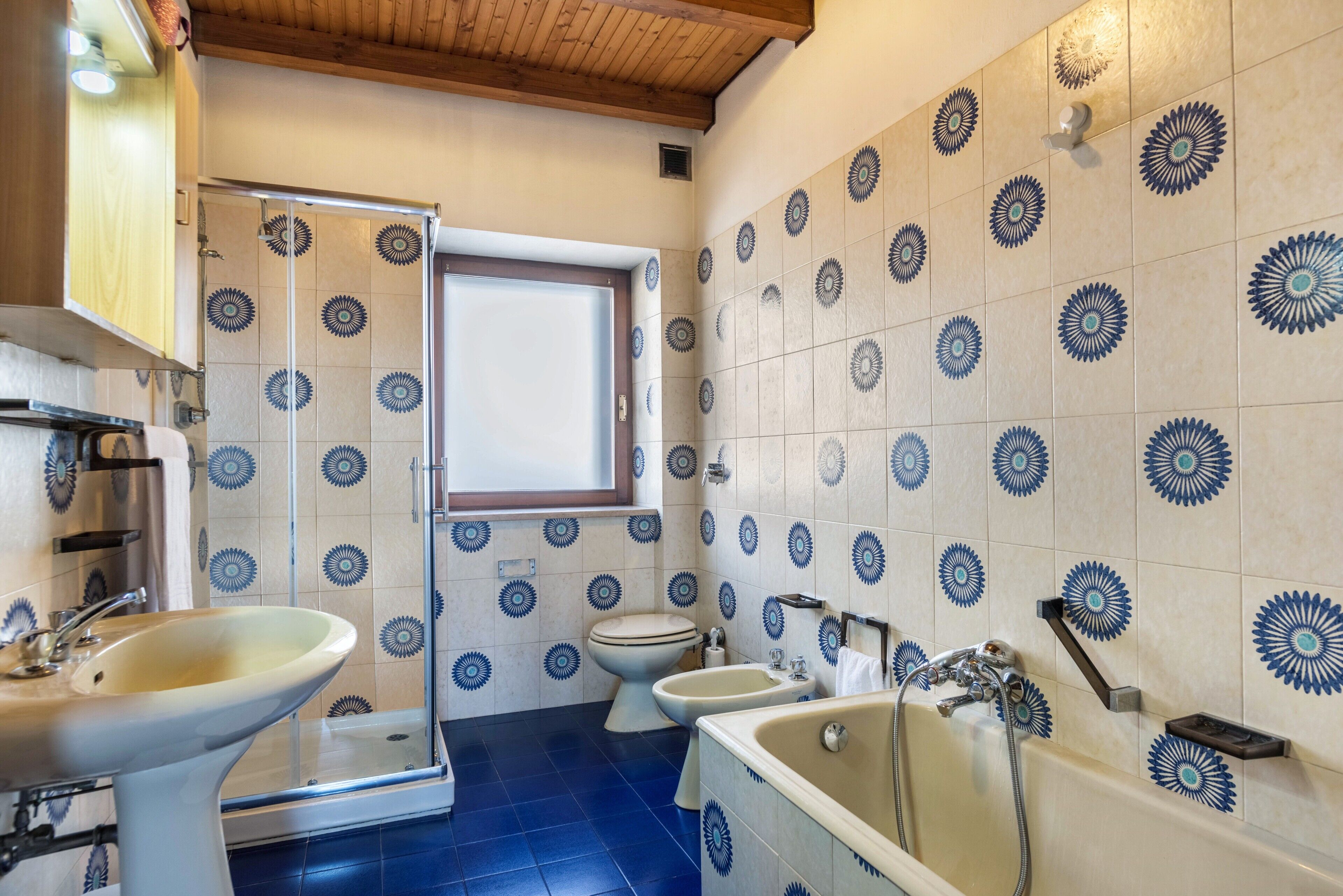 Ein Badezimmer mit Waschbecken, Toilette, Bidet und Badewanne.