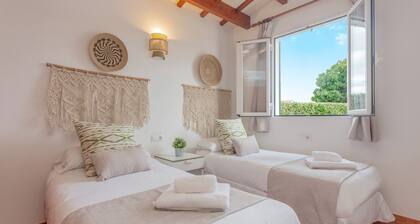 Chalet 'Villa El Pinar 1' with Pool, Garden & Wi-Fi