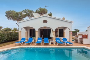 Pool - Chalet Villa El Pinar 2 with Pool, Garden & Wi-Fi (Ciutadella de Menorca)