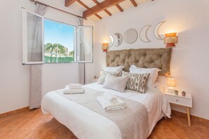3 bedrooms, iron/ironing board, free WiFi, bed sheets - Chalet Villa El Pinar 2 with Pool, Garden & Wi-Fi (Ciutadella de Menorca)