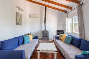 Televisión y chimenea 