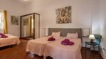 4 Schlafzimmer, BĂŒgeleisen/BĂŒgelbrett, kostenloses WLAN, BettwĂ€sche