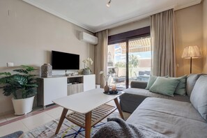 TV, video games - Puerto Banús, La Maestranza (Puerto Banús)