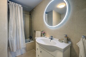 Bathtub, hair dryer, towels - Puerto Banús, La Maestranza (Puerto Banús)