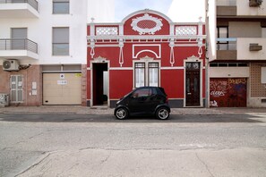 Exterior - Studio Apartment 'Casa Vermelha II' with Shared Terrace & Wi-Fi (Faro)