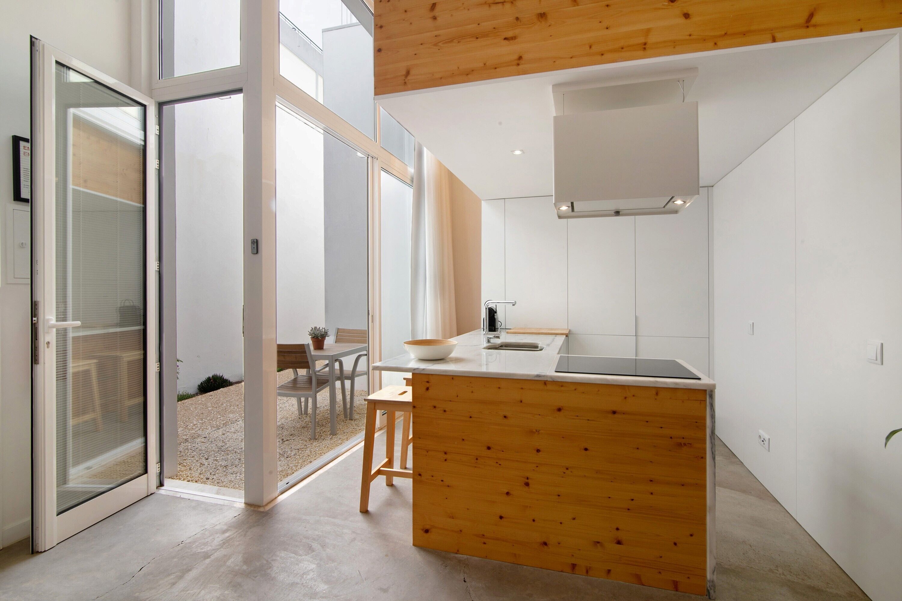 Frigorífico, horno, placa de cocina y cafetera o tetera