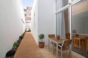Outdoor dining - Studio Apartment 'Casa Vermelha II' with Shared Terrace & Wi-Fi (Faro)
