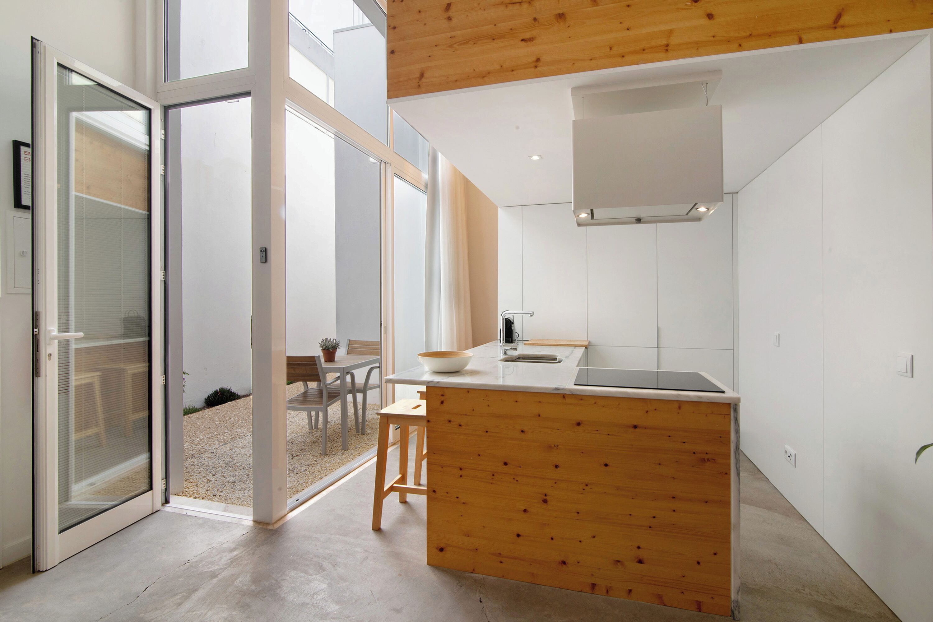 Fridge, oven, stovetop, coffee/tea maker