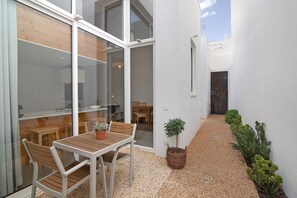 Outdoor dining - Studio Apartment 'Casa Vermelha II' with Shared Terrace & Wi-Fi (Faro)