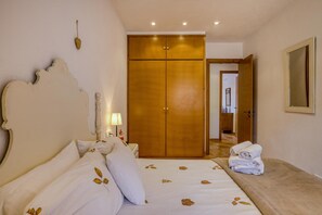 3 slaapkamers, een strijkplank/strijkijzer, gratis wifi, beddengoed