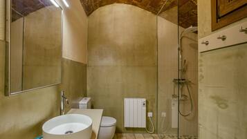 Shower, free toiletries, hair dryer, towels
