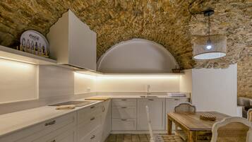 Frigorífico, microondas, horno y placa de cocina