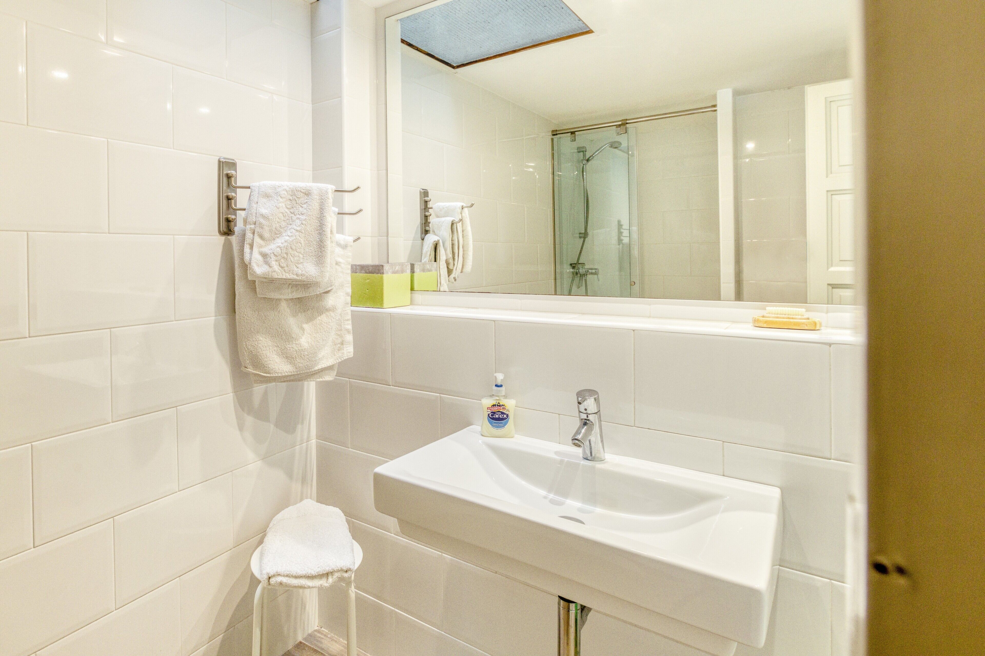 Ducha, secador de pelo, toallas