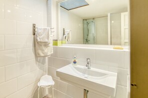 Douche, sèche-cheveux, serviettes fournies