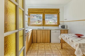 Frigorífico, microondas, placa de cocina y lavavajillas