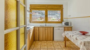 Fridge, microwave, stovetop, dishwasher