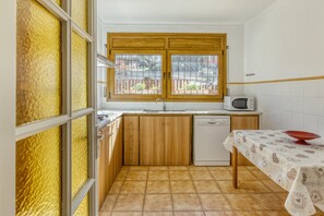 Jääkaappi, mikroaaltouuni, liesi, astianpesukone