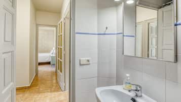 Ducha, secador de pelo, toallas