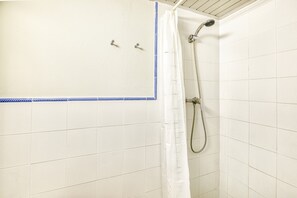 Douche, sèche-cheveux, serviettes fournies