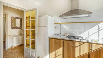 Een koelkast, een microgolfoven, een kookplaat, een vaatwasser