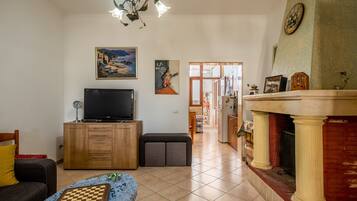 Téléviseur, foyer, lecteur de DVD, chaîne audio